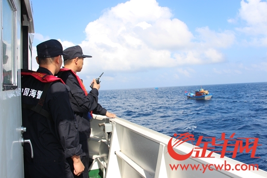 海警官兵驅(qū)離外籍非法捕撈船只