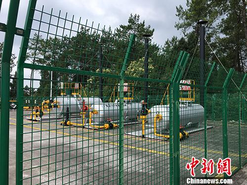 圖為中石化江漢油田涪陵頁巖氣井平臺內(nèi)設施。湯琪 攝