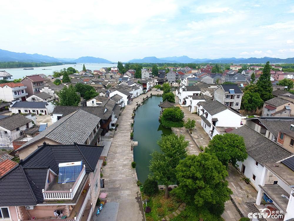浙江特色小鎮(zhèn)遍地開花，圖為富春江畔。（浙江省網(wǎng)信辦提供）