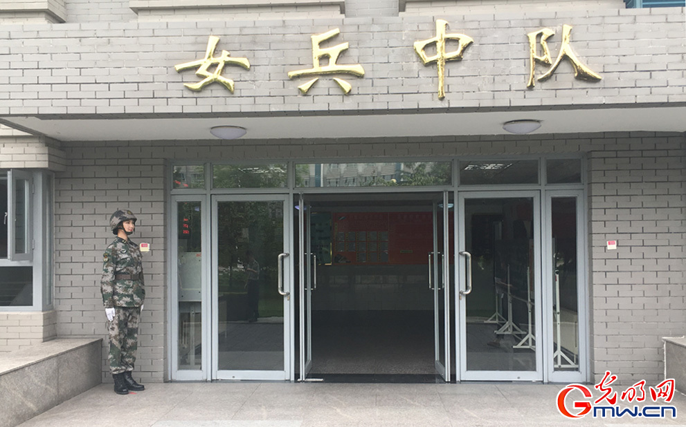 【網(wǎng)絡(luò)媒體國防行】探營解放軍三軍儀仗隊女兵中隊：簡單而不平凡