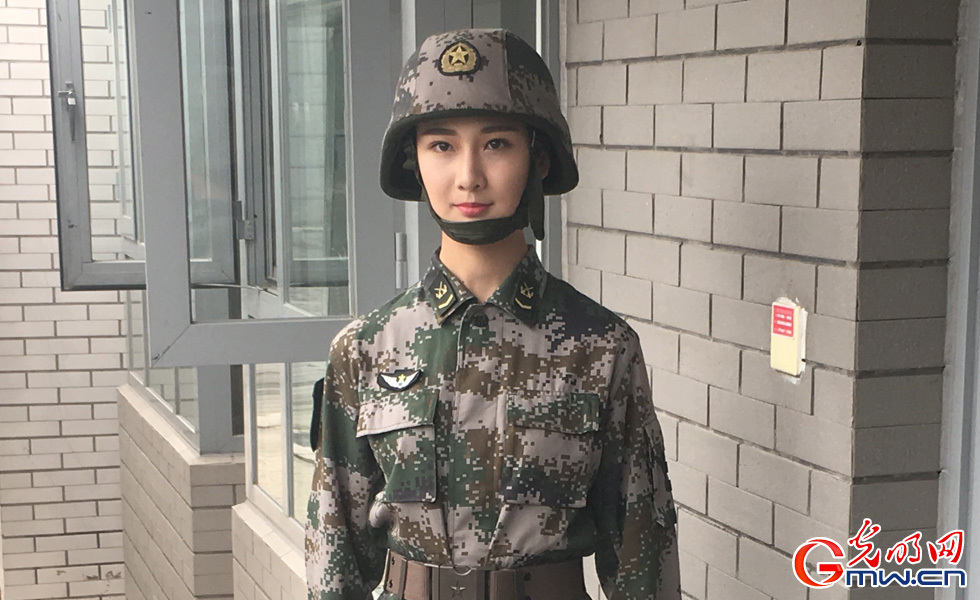 【網(wǎng)絡(luò)媒體國防行】探營解放軍三軍儀仗隊女兵中隊：簡單而不平凡