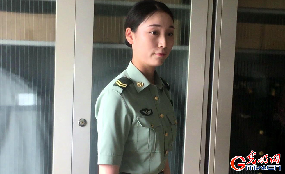 【網(wǎng)絡(luò)媒體國防行】探營解放軍三軍儀仗隊女兵中隊：簡單而不平凡