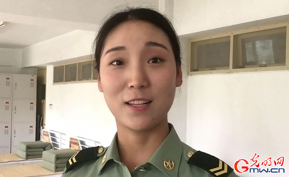 【網(wǎng)絡(luò)媒體國防行】探營解放軍三軍儀仗隊女兵中隊：簡單而不平凡