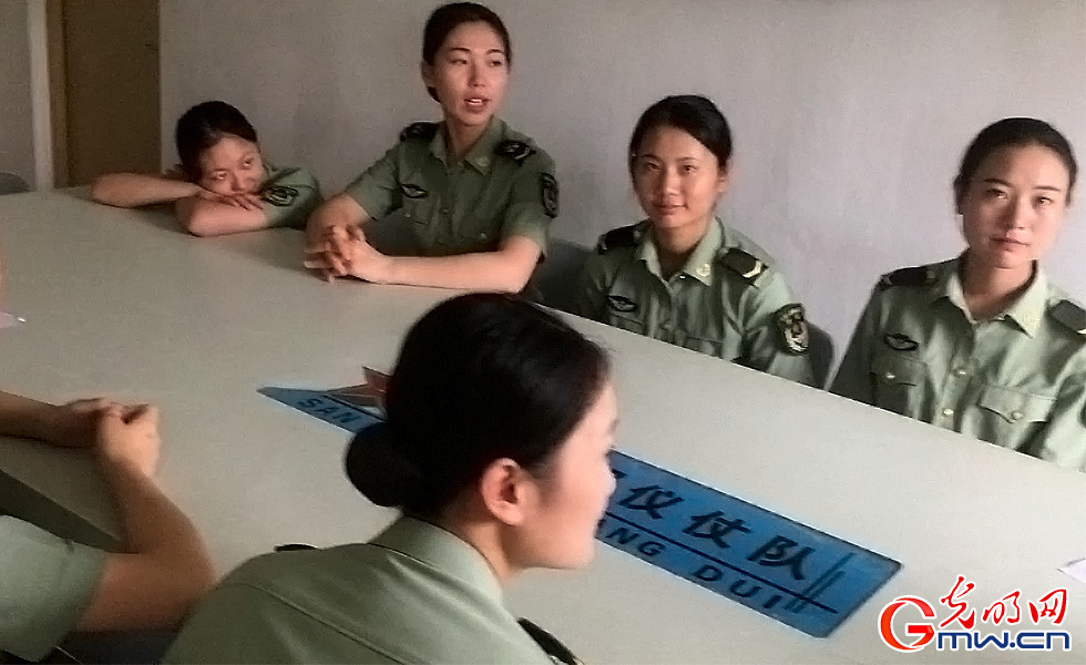 【網(wǎng)絡(luò)媒體國防行】探營解放軍三軍儀仗隊女兵中隊：簡單而不平凡