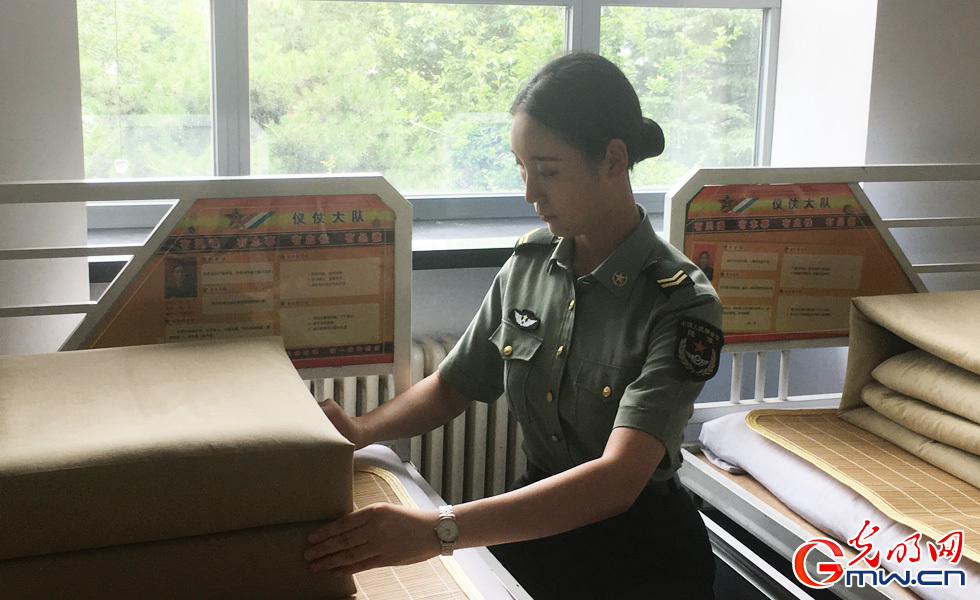 【網(wǎng)絡(luò)媒體國防行】探營解放軍三軍儀仗隊女兵中隊：簡單而不平凡