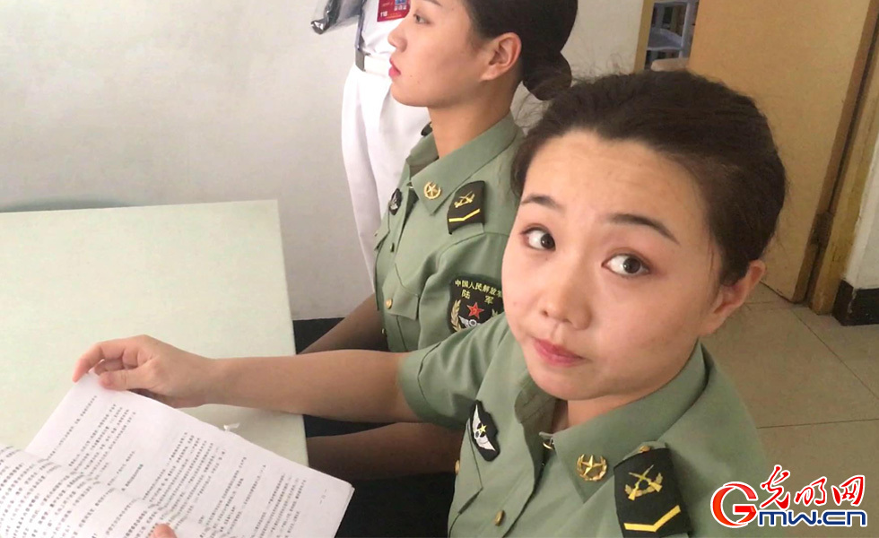 【網(wǎng)絡(luò)媒體國防行】探營解放軍三軍儀仗隊女兵中隊：簡單而不平凡
