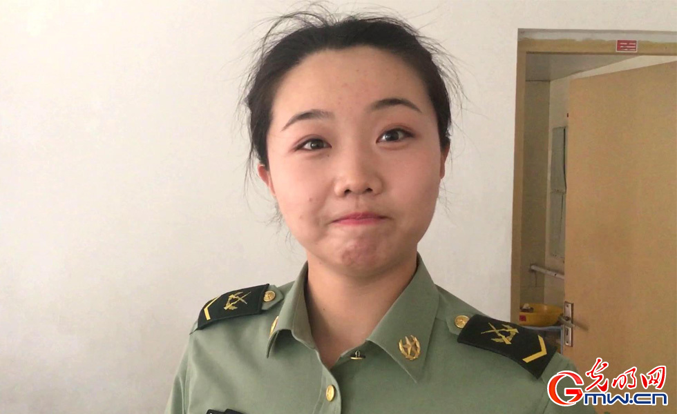 【網(wǎng)絡(luò)媒體國防行】探營解放軍三軍儀仗隊女兵中隊：簡單而不平凡