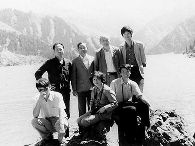 1988年夏季，作者（后排右一）和施雅風(fēng)先生（后排右二）在新疆天池。