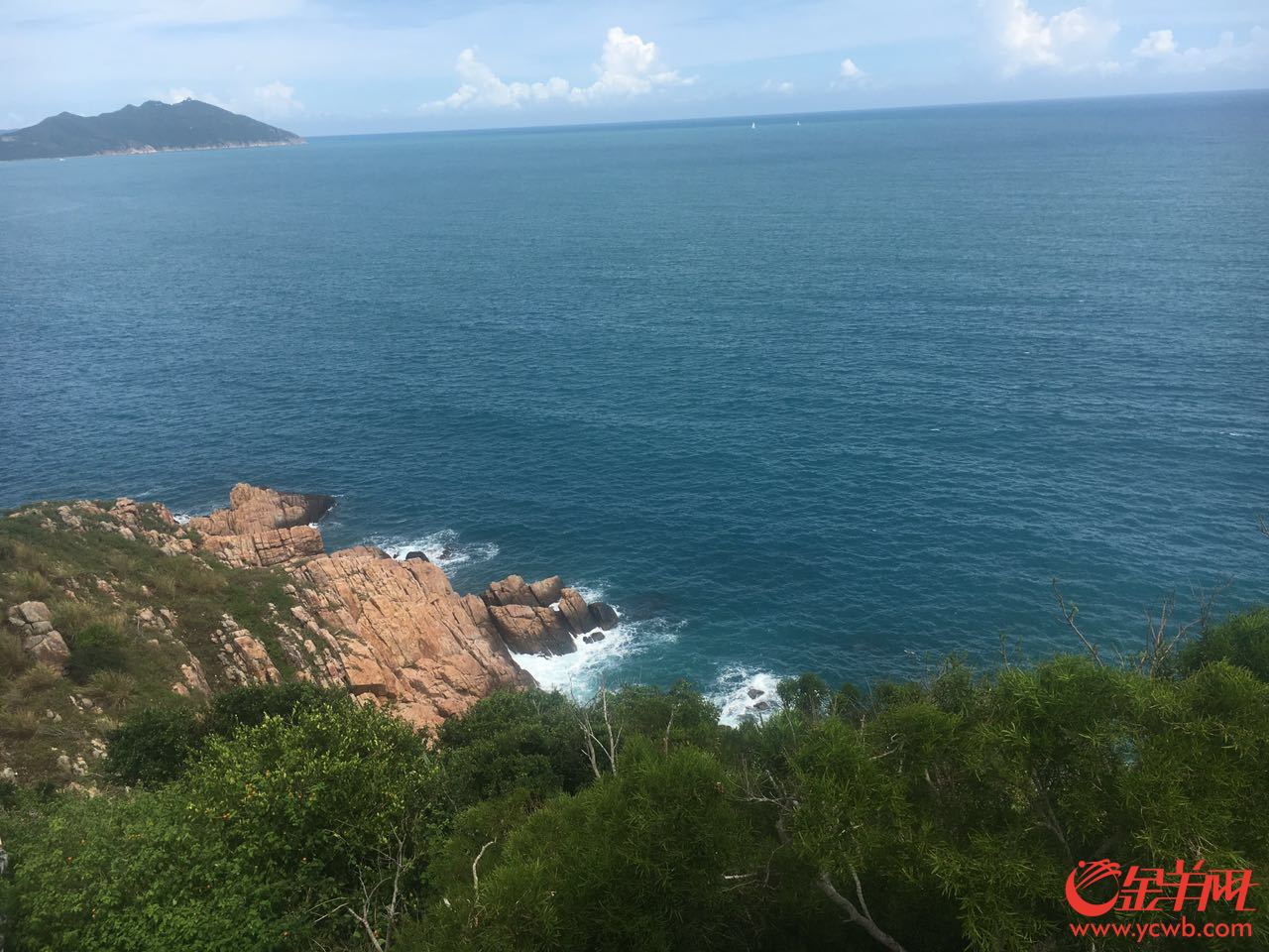 第五張：東瑁洲島坐落于美麗的旅游城市三亞的近海海域。區(qū)健妍攝