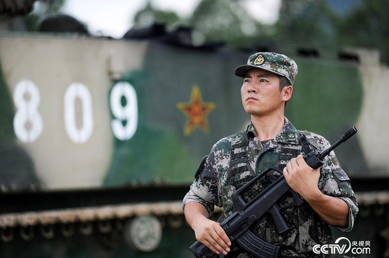 8年勤學(xué)苦練，王銳成為全軍最年輕的“雙特”兩棲裝甲尖兵。（彭希 攝）