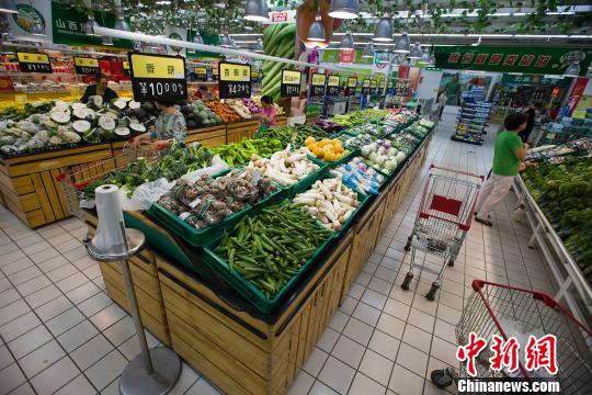 山西太原，民眾正在超市選購蔬菜?！?jiān)啤z