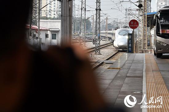 10月15日，首個乘火車參加中國共產(chǎn)黨第十九次全國代表大會的代表團——山西省代表團抵達北京西站。（人民網(wǎng)記者 翁奇羽 攝）