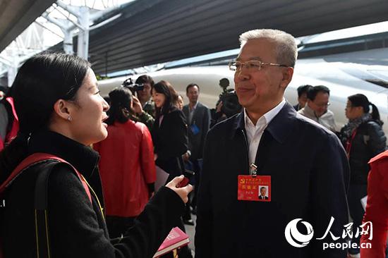 黨的十九大代表、山西省呂梁市委書記李正印接受人民網(wǎng)記者采訪。（人民網(wǎng)記者 翁奇羽 攝）