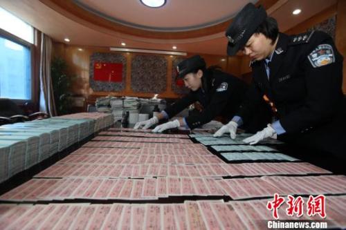資料圖：警方正在清點假火車票以及單據(jù)等。 胡金力 攝