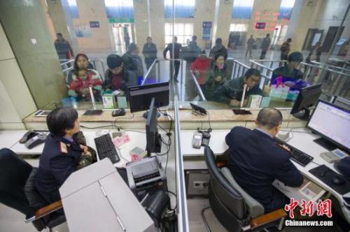 資料圖：民眾正在購買車票。<a target='_blank' href='http://www.chinanews.com/'>中新社</a>記者 張云 攝