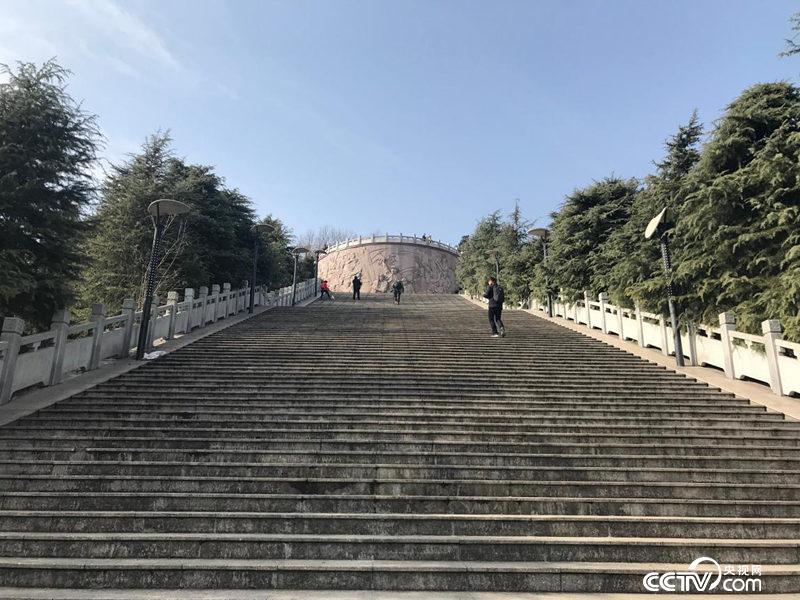 位于老城區(qū)核心位置的金寨縣革命烈士陵園。（孔華/攝）