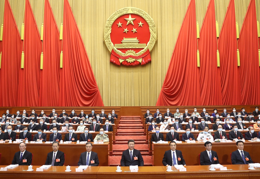 5月22日，第十三屆全國人民代表大會第三次會議在北京人民大會堂開幕。黨和國家領(lǐng)導(dǎo)人習近平、李克強、汪洋、王滬寧、趙樂際、韓正、王岐山等出席，栗戰(zhàn)書主持大會。