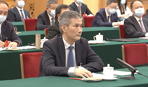 全國人大代表，湖北省十堰市太和醫(yī)院黨委書記、院長(zhǎng)羅杰向總書記做匯報(bào)。