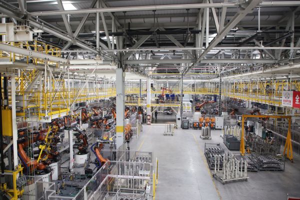 北汽株洲基地二工廠焊裝車間林立的機(jī)器人。