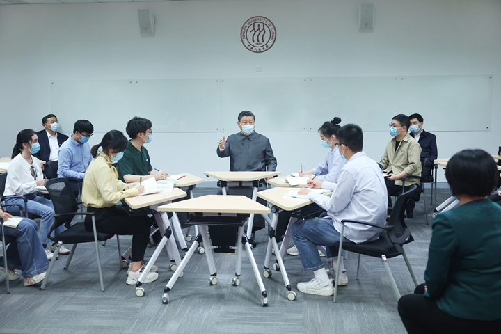2022年4月25日，習(xí)近平總書記來到中國人民大學(xué)考察調(diào)研。這是總書記在立德樓觀摩思政課智慧教室現(xiàn)場(chǎng)教學(xué)并參與討論。