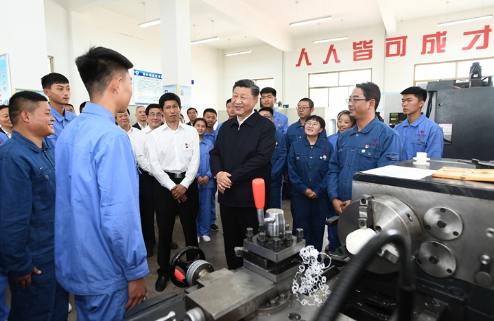 2019年8月20日，習(xí)近平在甘肅省張掖市山丹培黎學(xué)?，F(xiàn)代制造技術(shù)實(shí)訓(xùn)室，觀看職業(yè)技能實(shí)訓(xùn)，同師生親切交流。