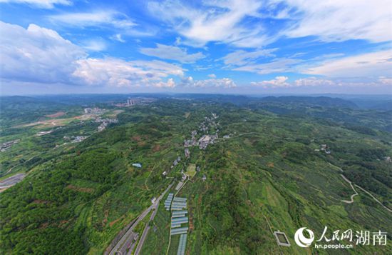 群山環(huán)抱的菖蒲塘村。 人民網(wǎng)記者 劉賓攝
