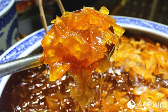 以柚子為原料做的蜂蜜柚子膏。 人民網(wǎng)記者 劉賓攝