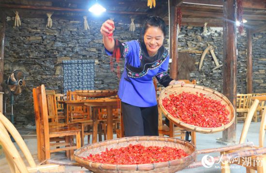 村民李霞返鄉(xiāng)從事餐飲業(yè)。 人民網(wǎng)記者 劉賓攝