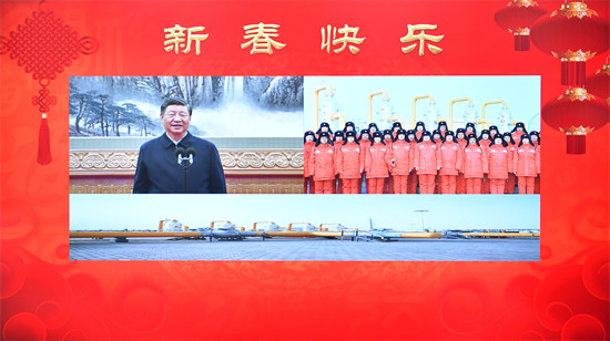 2023年1月18日，中共中央總書(shū)記、國(guó)家主席、中央軍委主席習(xí)近平在北京通過(guò)視頻連線(xiàn)看望慰問(wèn)基層干部群眾，向全國(guó)各族人民致以新春的美好祝福。這是習(xí)近平通過(guò)視頻連線(xiàn)，同塔里木油田公司輪南油氣儲(chǔ)運(yùn)中心西氣東輸?shù)谝徽究死瘹鈪^(qū)員工親切交流。 新華社記者 李濤攝