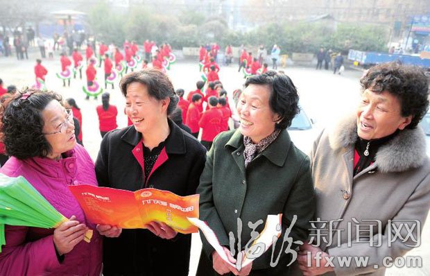 四位“平陽花”藝術(shù)團創(chuàng)辦人又在商量演出的事。