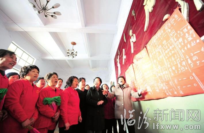 隊員們學(xué)唱“平陽花”團歌。