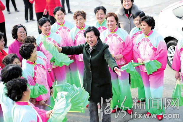 郭艷香在臨紡社區(qū)組織隊員排練節(jié)目。