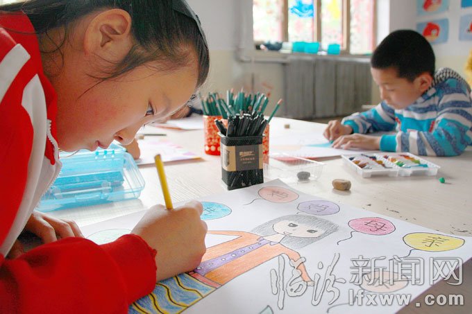5月10日，洪洞縣的幾名小學生用畫筆描繪出他們心目中“媽媽”的形象。王培基 攝