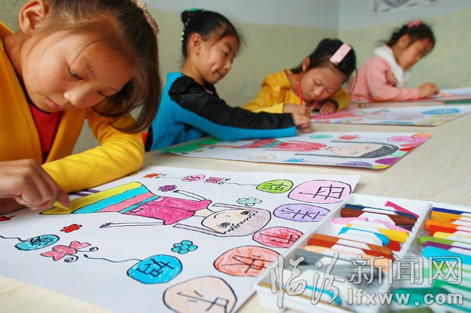 5月10日，洪洞縣的幾名小學生用畫筆描繪出他們心目中“媽媽”的形象。王培基 攝
