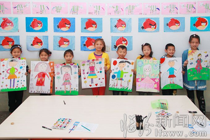 5月10日，洪洞縣的幾名小學生在展示他們的畫作。王培基 攝