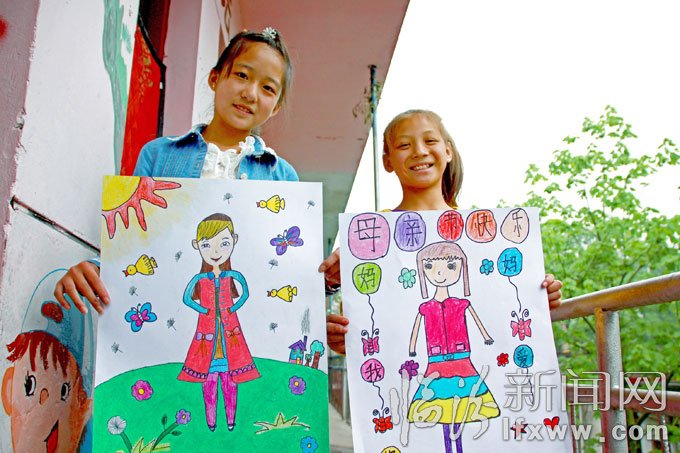 5月10日，洪洞縣的幾名小學生在展示他們的畫作。王培基 攝