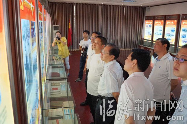 圖為梁志祥組長(zhǎng)（右三）在市委書(shū)記陳綱（右四）、市長(zhǎng)崔山原（右二）、市委常委、組織部長(zhǎng)周文偉陪同下觀看展覽。