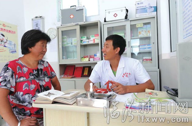 對(duì)來就診的村民，他總是熱情接待