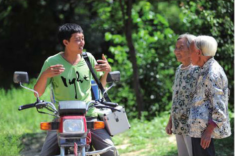 行醫(yī)路上，總有些村民上前咨詢他