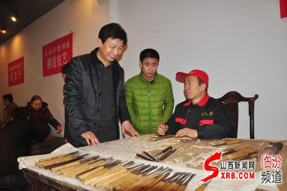 03、臨汾市非物質(zhì)文化遺產(chǎn)主任任江波(左一)在向制作師傅了解晉作家具制作雕刻技藝 03、臨汾市非物質(zhì)文化遺產(chǎn)主任任江波(左一)在向制作師傅了解晉作家具制作雕刻技藝
