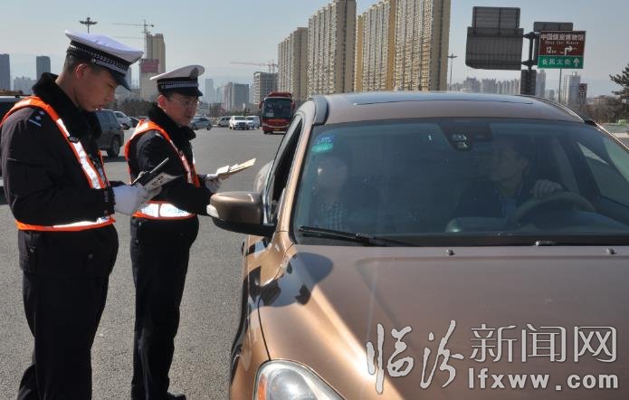 一大隊(duì)民警查巡違章車(chē)輛