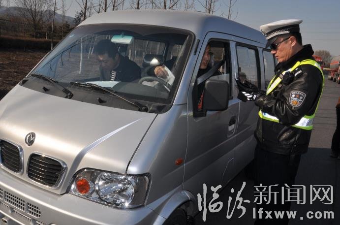 五大隊(duì)隊(duì)長(zhǎng)許鵬帶隊(duì)查巡違章車(chē)輛