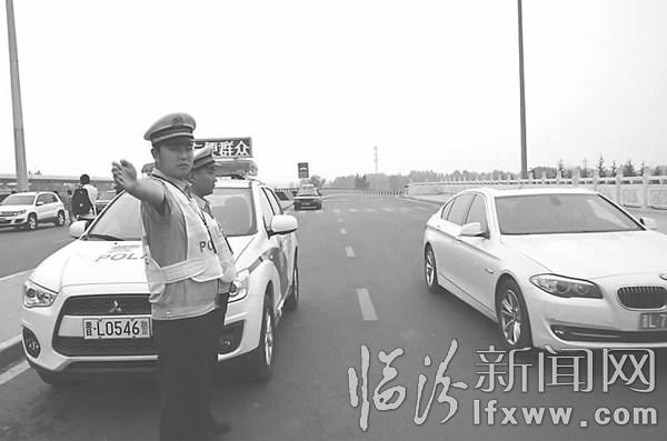 堯都區(qū)交警假日?qǐng)?jiān)守崗位.jpg