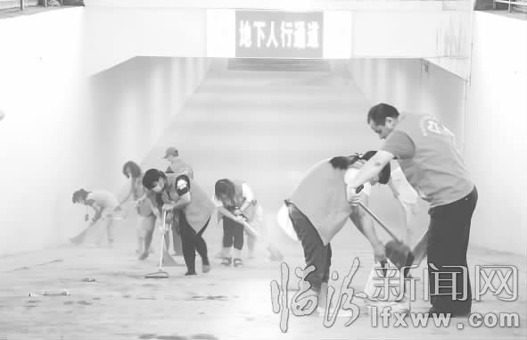 臨汾市青年志愿者清掃地下通道