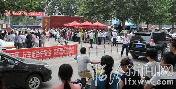 參加高考考生走出考場(chǎng),民警全力疏導(dǎo)交通,確保他們安全順利通過。.jpg
