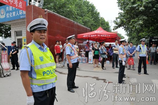 第五中學(xué)考場(chǎng)門前,交通民警認(rèn)真值守。.jpg