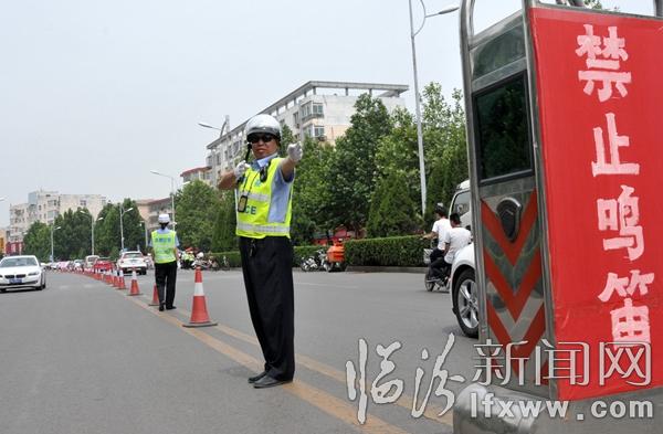 平陽(yáng)中學(xué)、精華中學(xué)考場(chǎng)路段執(zhí)勤民警認(rèn)真值守。.jpg