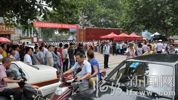 公安交警在第五中學(xué)考場(chǎng)路段認(rèn)真值守,確保安全、暢通。.jpg