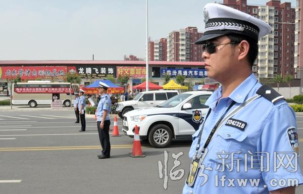 臨汾第一中學(xué)考場(chǎng)路段,民警在執(zhí)勤。.jpg