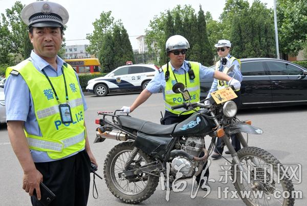 臨汾交警支隊(duì)直屬北城大隊(duì)長(zhǎng)張小義考場(chǎng)門前查扣一輛無(wú)牌大排量私自改裝摩托車(噪音較大).jpg